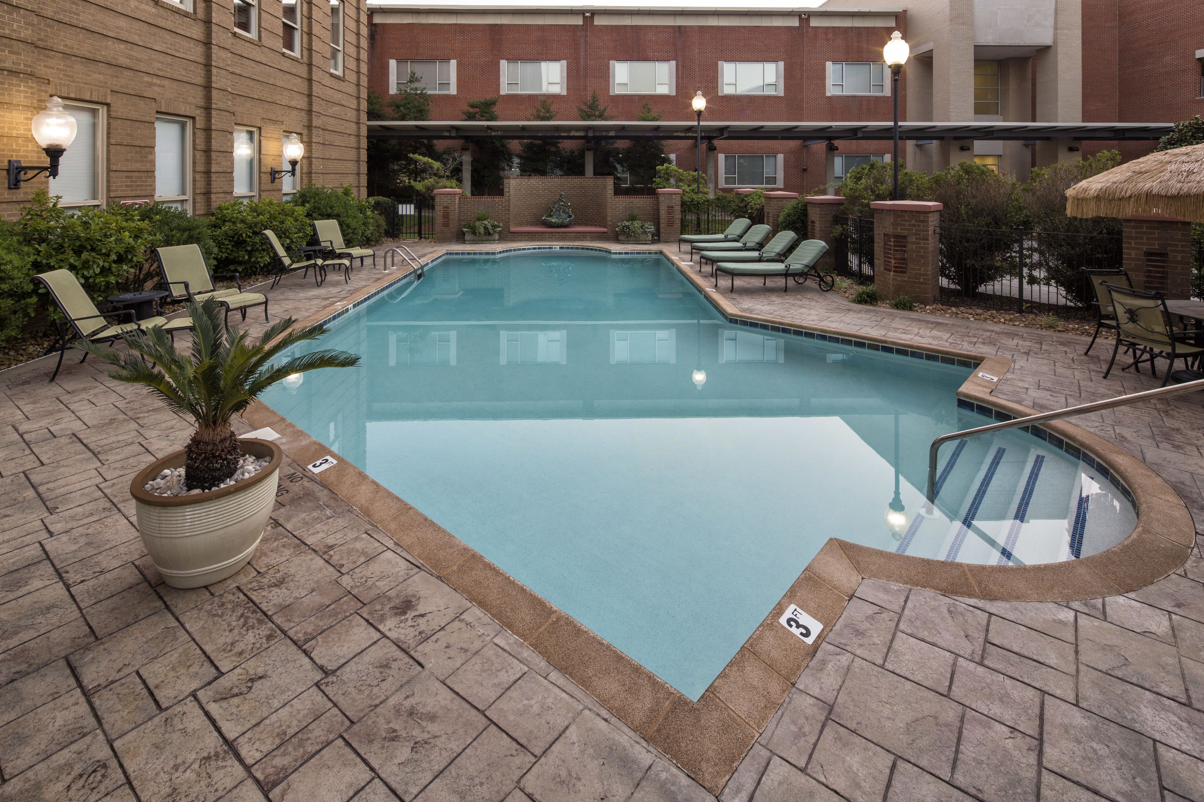 Piscine extérieure, chaises longues