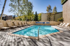 Piscine extérieure, parasols de plage, chaises longues