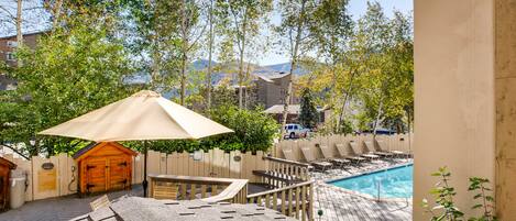 Utomhuspool, parasoller och solstolar