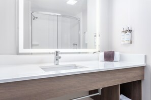 Combined shower/tub, hair dryer, towels - Holiday Inn Express & Suites Lancaster by IHG (Lancaster)
