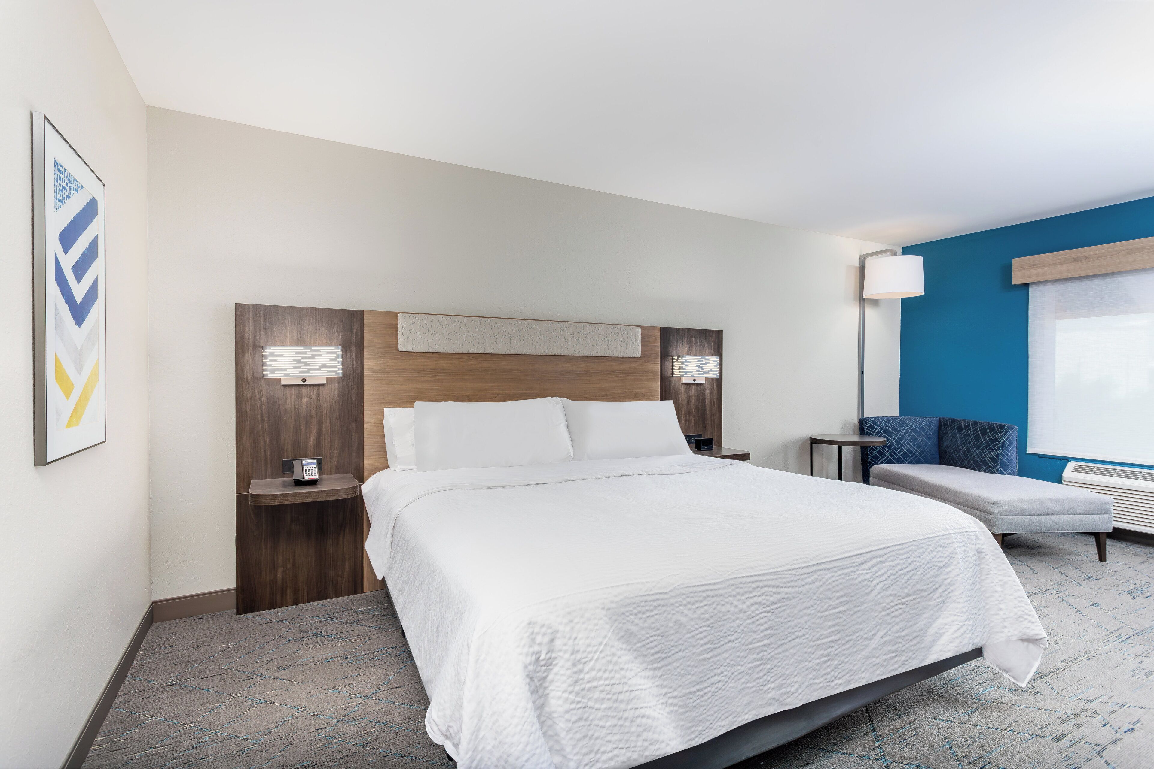 Een kluis op de kamer, een bureau, geluiddichte muren