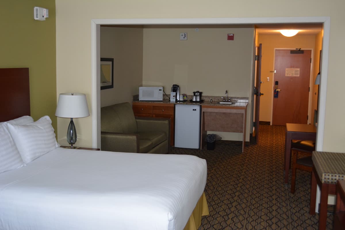 Standard Room, 1 King Bed, Accessible (Mobility) | In-room safe, desk, soundproofing, iron/ironing board
