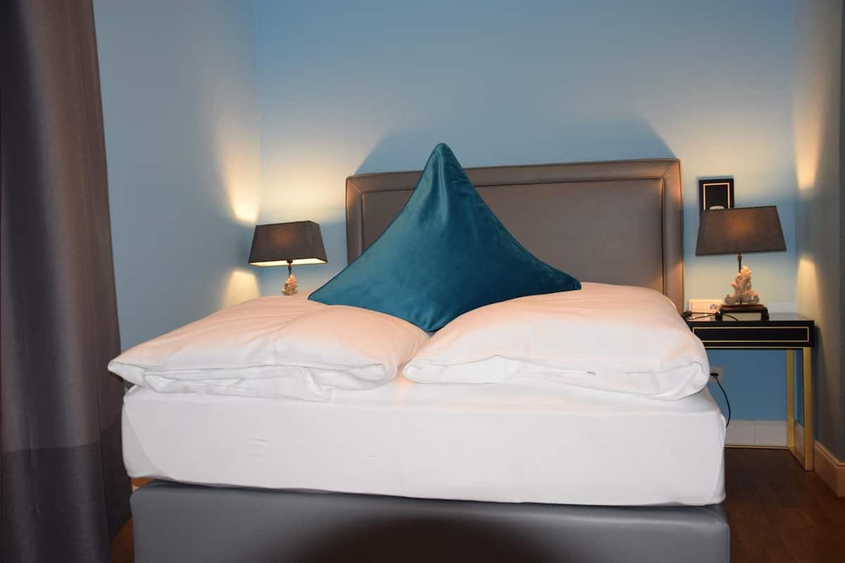 Basic-Doppelzimmer, 1 Doppelbett | Allergikerbettwaren, Zimmersafe, Schreibtisch, Verdunkelungsvorhänge