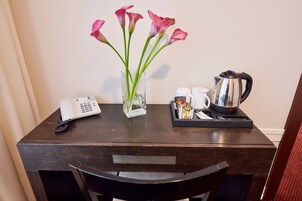 Suíte júnior, 1 quarto | Roupas de cama de algodão egípcio, roupas de cama premium, frigobar