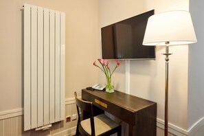 Standard-Doppel- oder -Zweibettzimmer | Bettwäsche aus ägyptischer Baumwolle, hochwertige Bettwaren, Minibar