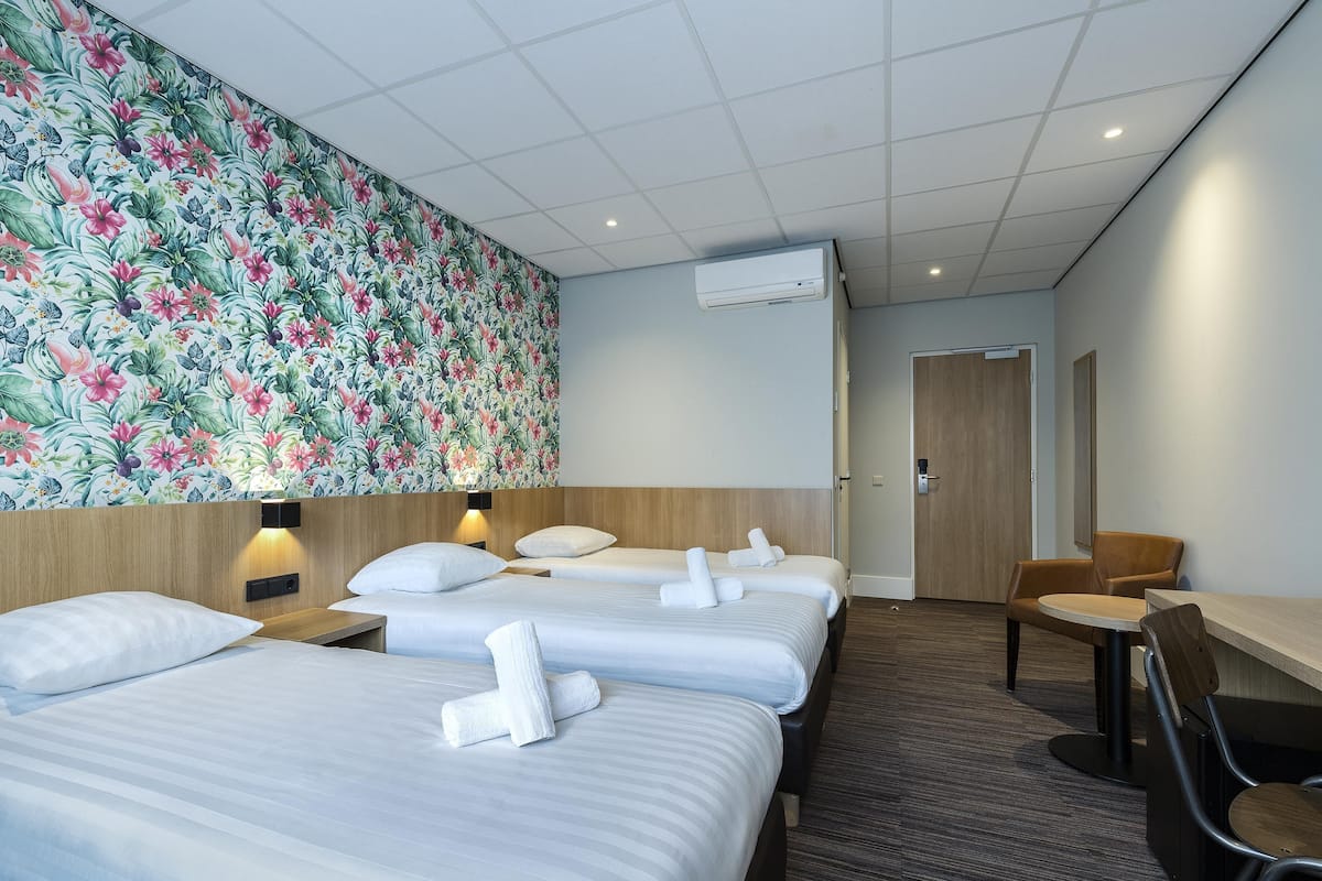 Quarto conforto, 3 camas de solteiro, para não fumantes | Frigobar, cofres nos quartos, escrivaninha