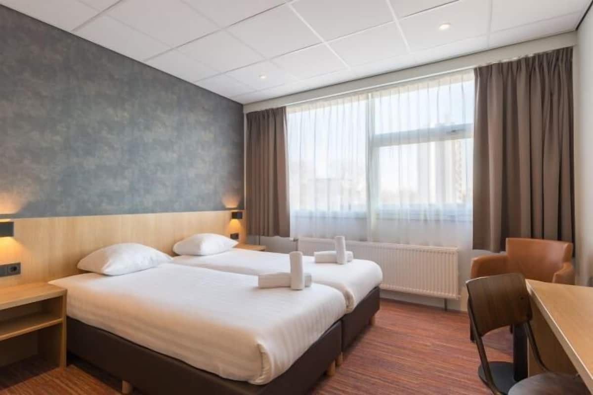 Minibar, värdeförvaringsskåp på rummet och skrivbord