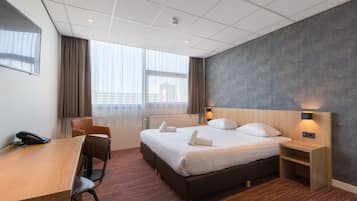 Een minibar, een kluis op de kamer, een bureau, een laptopwerkplek