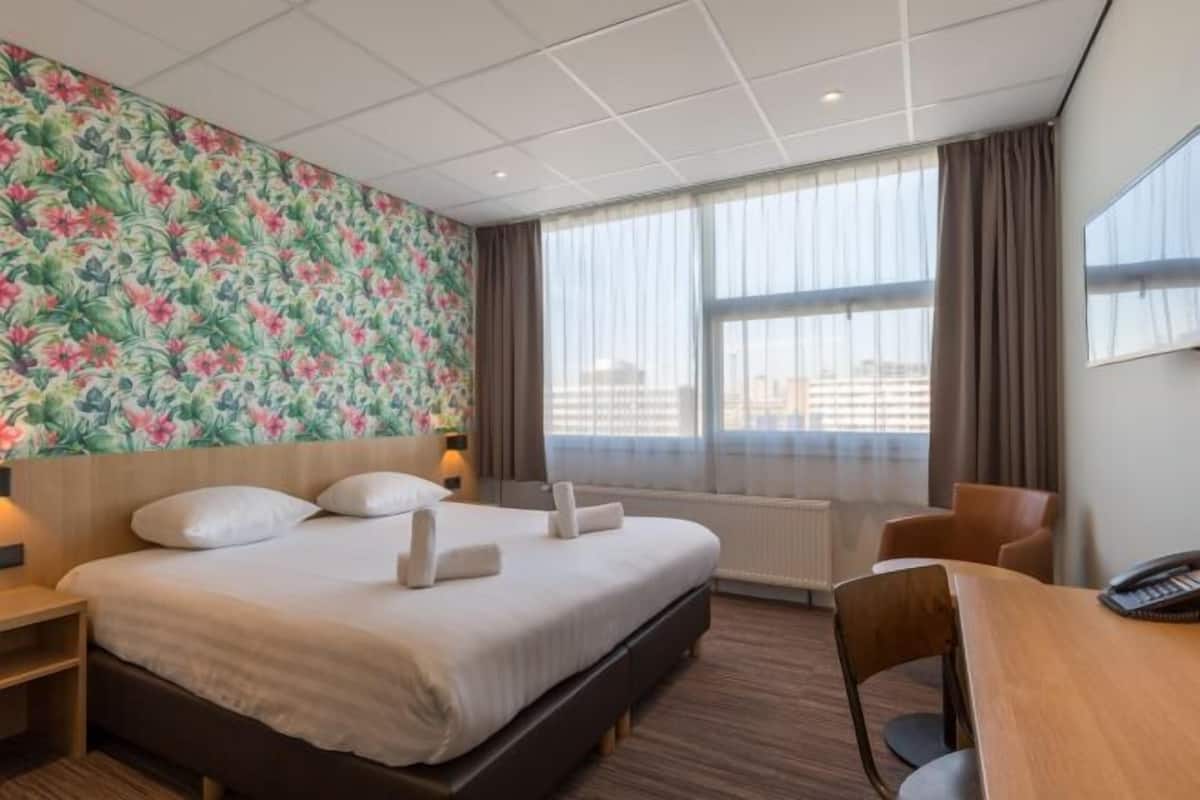Minibar, värdeförvaringsskåp på rummet och skrivbord