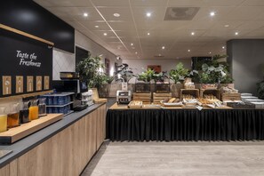 Desayuno buffet (EUR 22.50 por persona) 