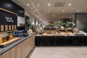 Desayuno buffet (EUR 22.50 por persona)