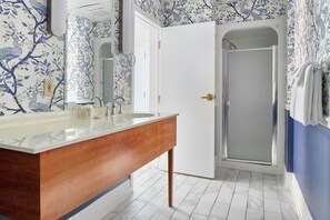 Douche, articles de toilette (gratuits), séchoir à cheveux
