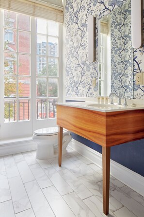 Room, 1 King Bed | Bathroom | Shower, free toiletries, hair dryer, towels