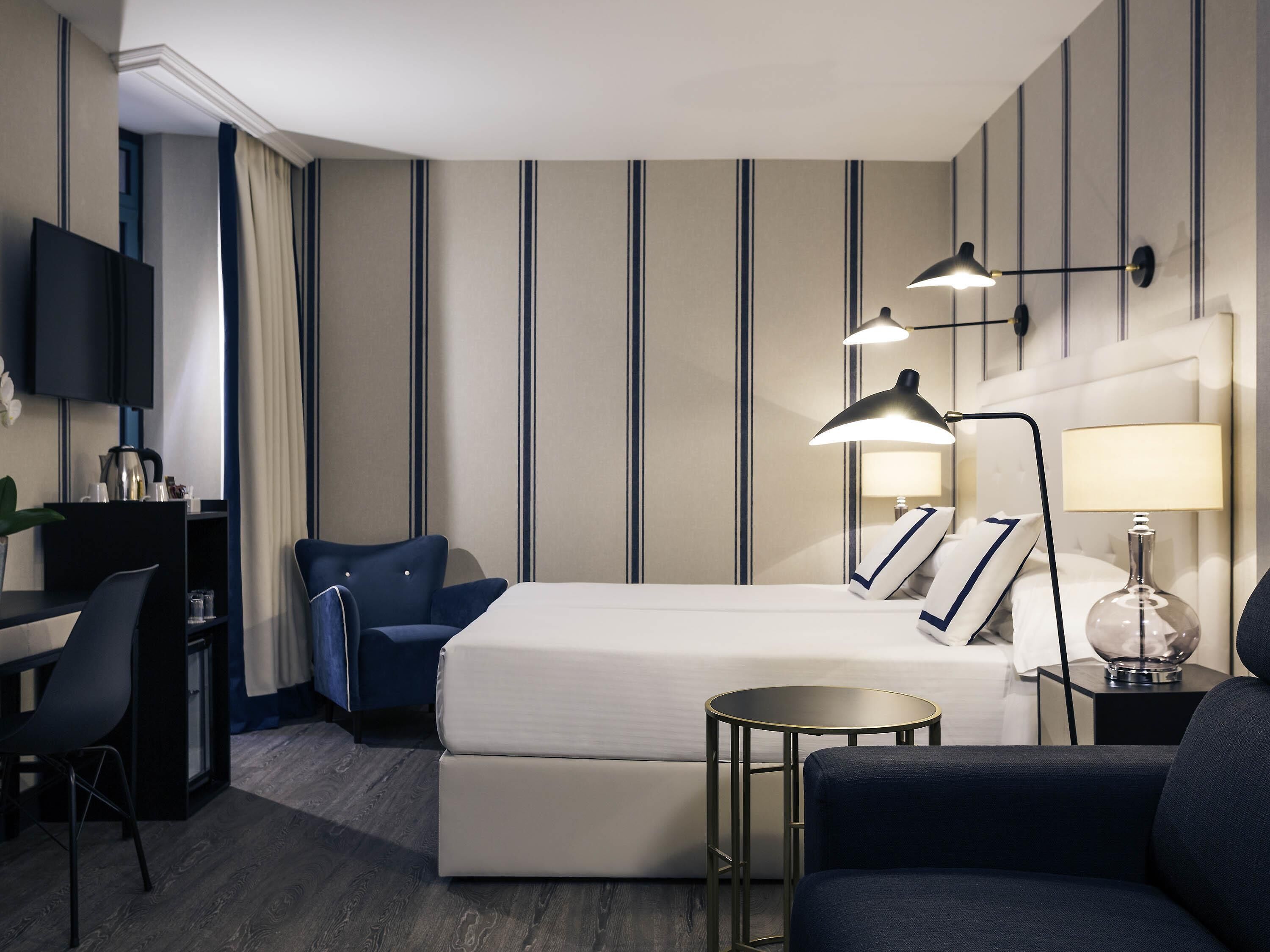 Een minibar, een kluis op de kamer, een bureau, verduisterende gordijnen