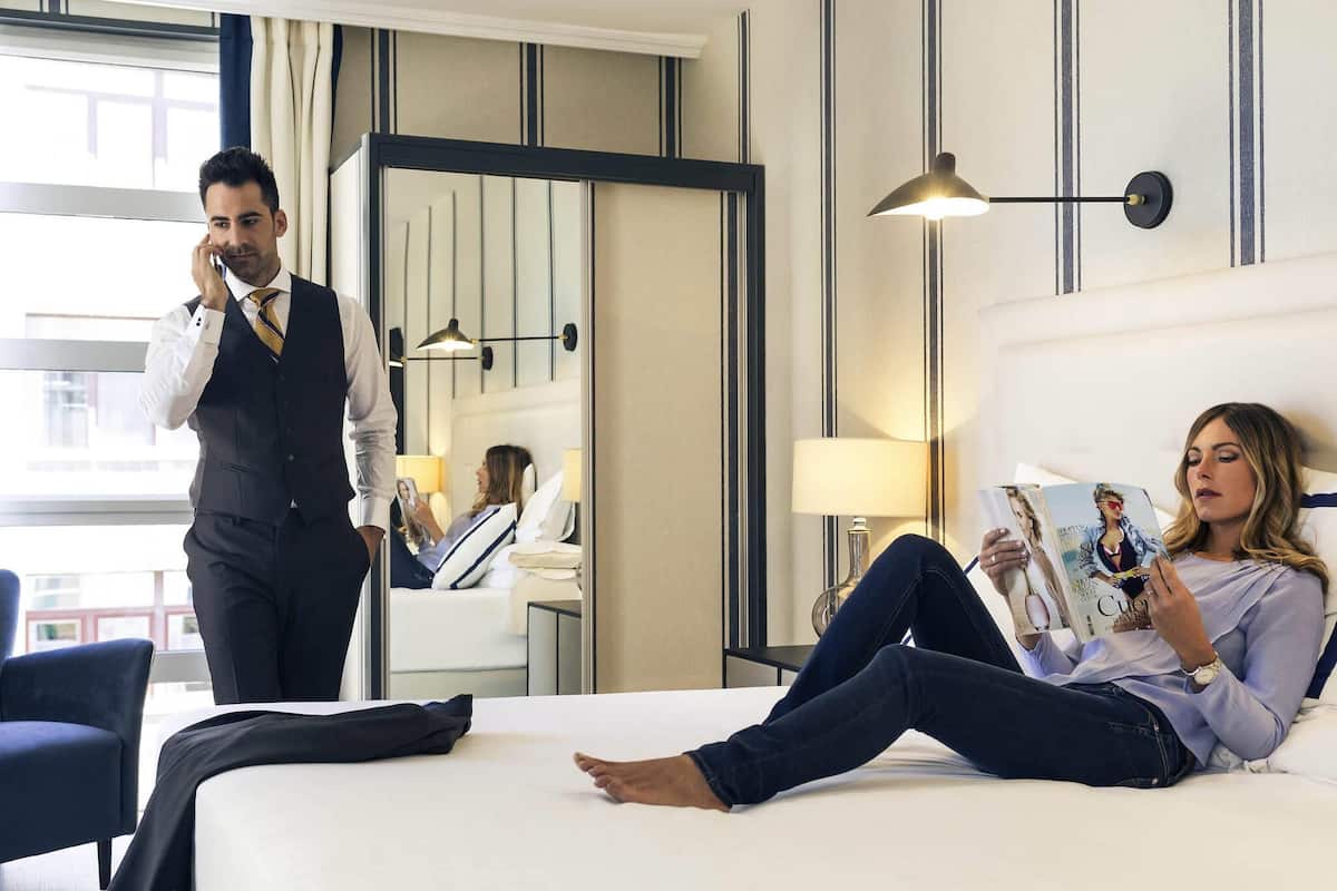 Privilege, Camera, 1 letto king | Minibar, una cassaforte in camera, una scrivania, tende oscuranti