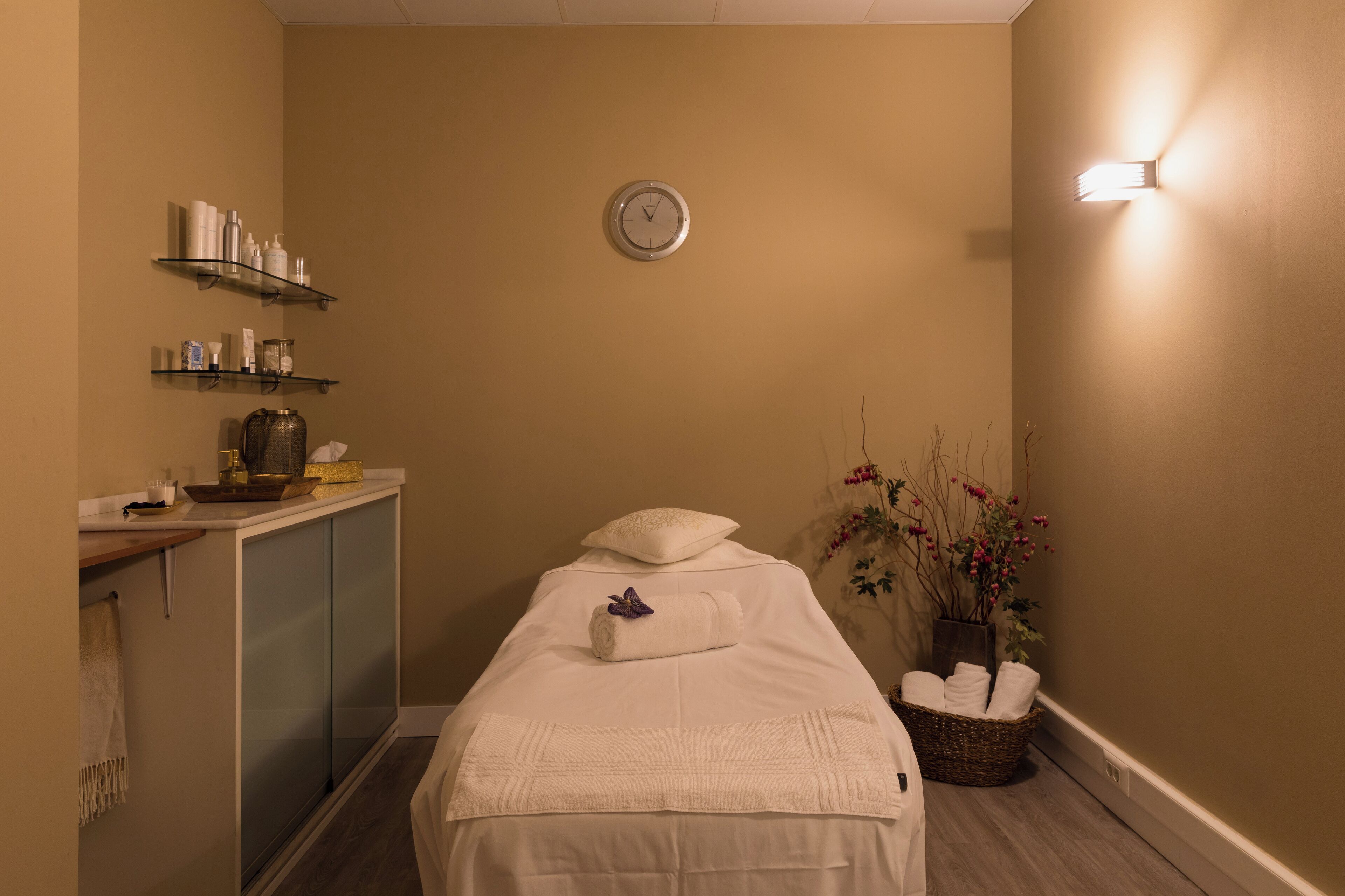 body treatments, hydrotherapy, aromatherapy, hot stone massages
