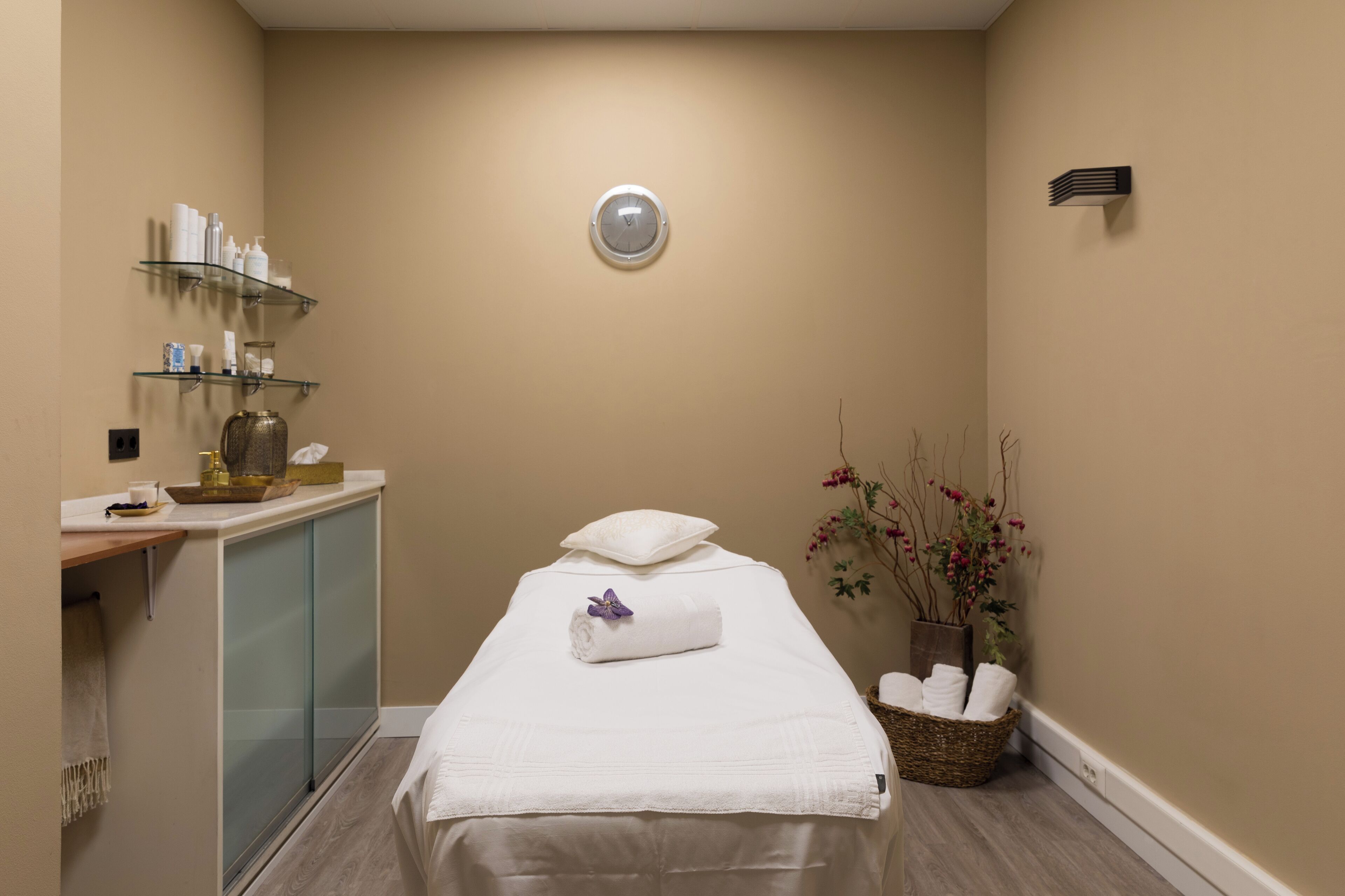 body treatments, hydrotherapy, aromatherapy, hot stone massages