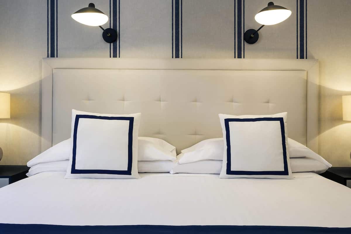 Minibar, coffres-forts dans les chambres, bureau, rideaux occultants