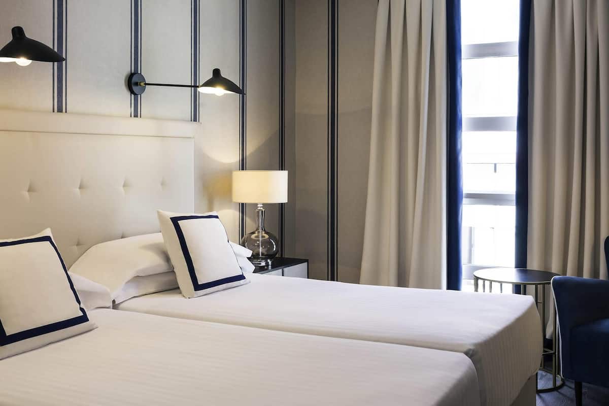 Standard Twin Room, 2 Single Beds | Minibar, in-room safe, desk, blackout curtains