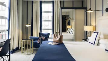 Minibaari, tallelokero huoneessa, työpöytä, pimennysverhot