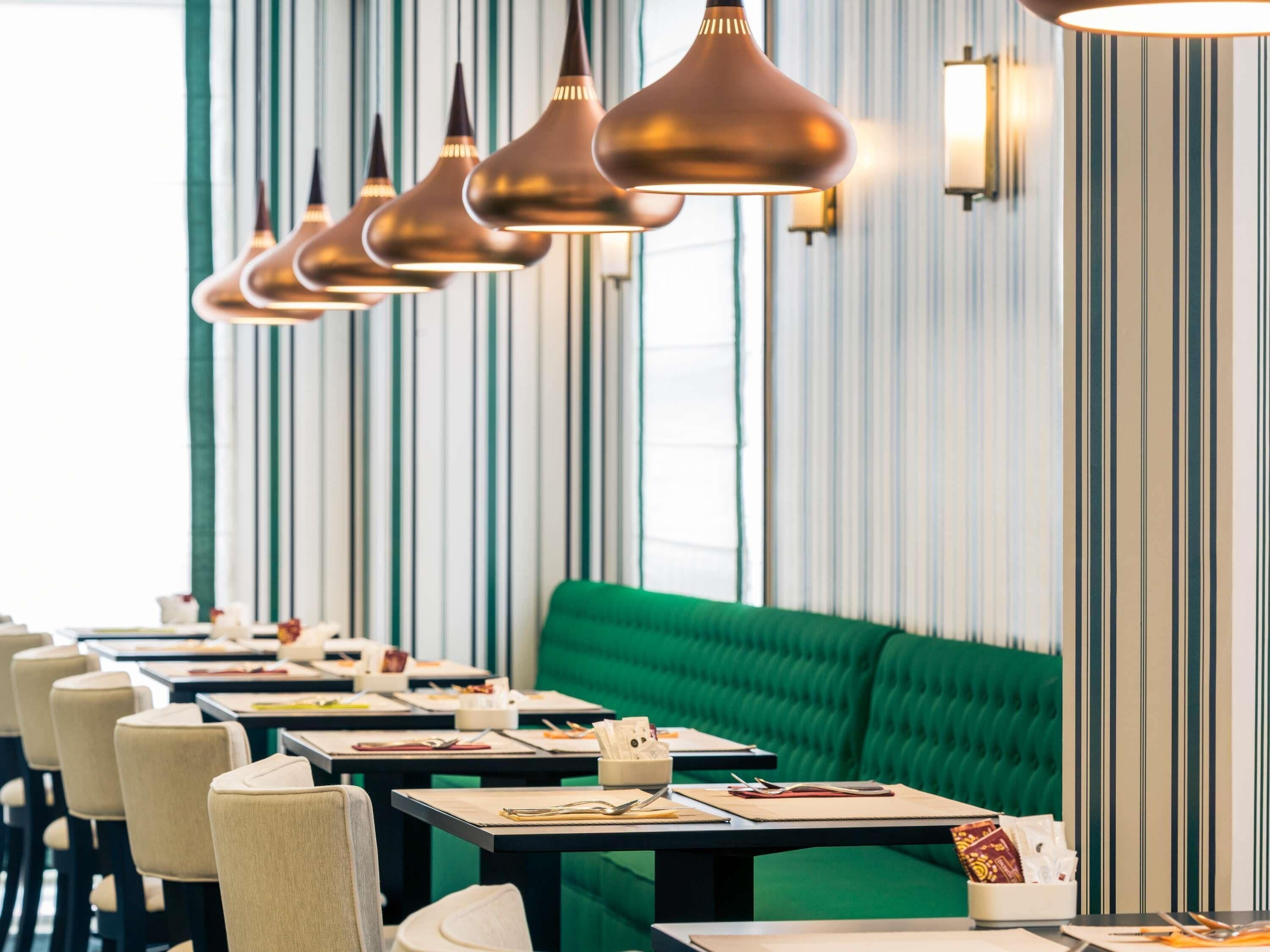 Sarapan bufet setiap hari (EUR 18 seorang) 