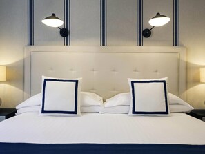 Minibar, in-room safe, desk, blackout curtains - Mercure Bilbao Jardines De Albia (Bilbao)
