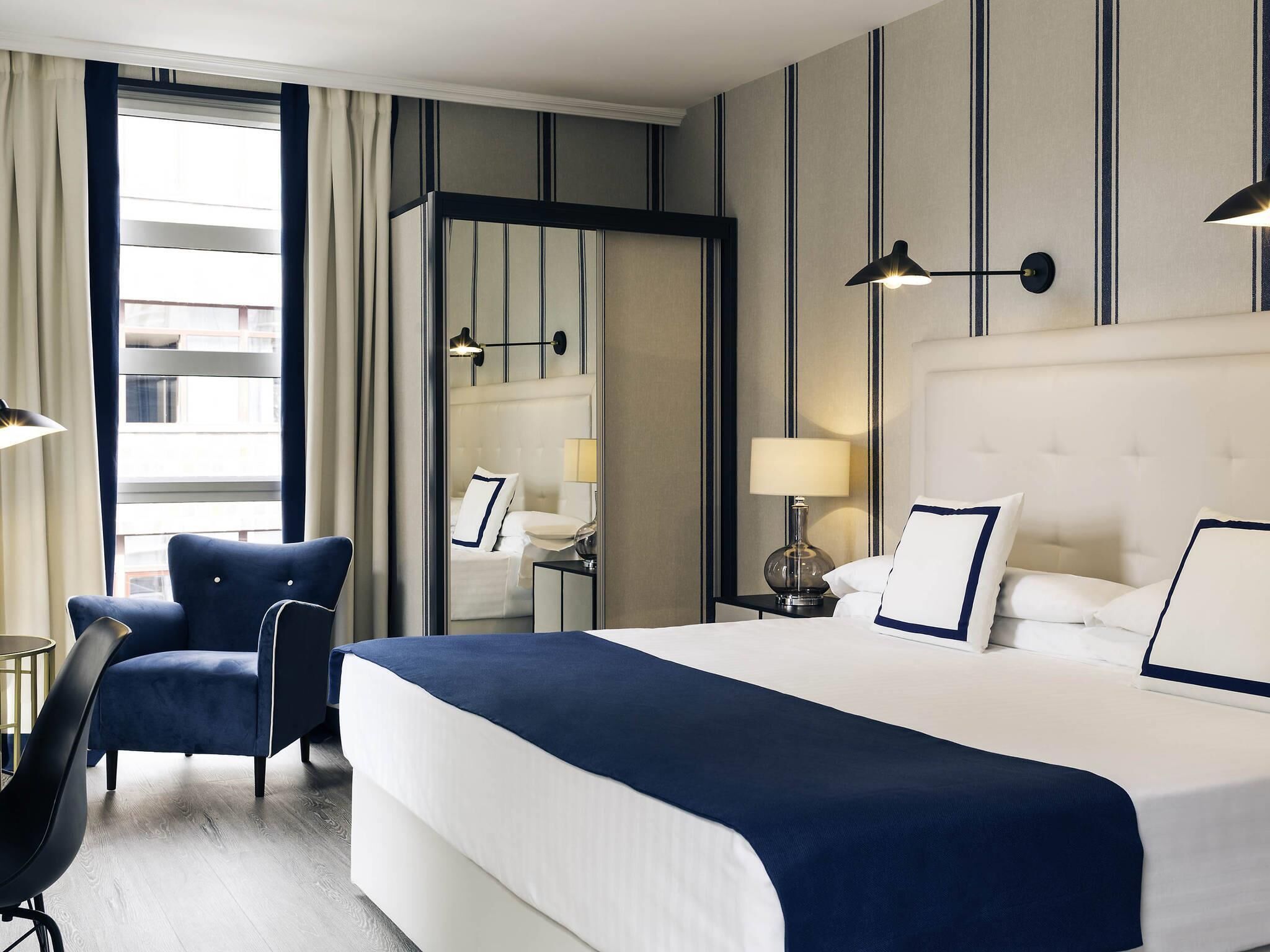 Privilege, Chambre, 1 très grand lit | Minibar, coffre-fort, bureau, rideaux d’obscurcissement