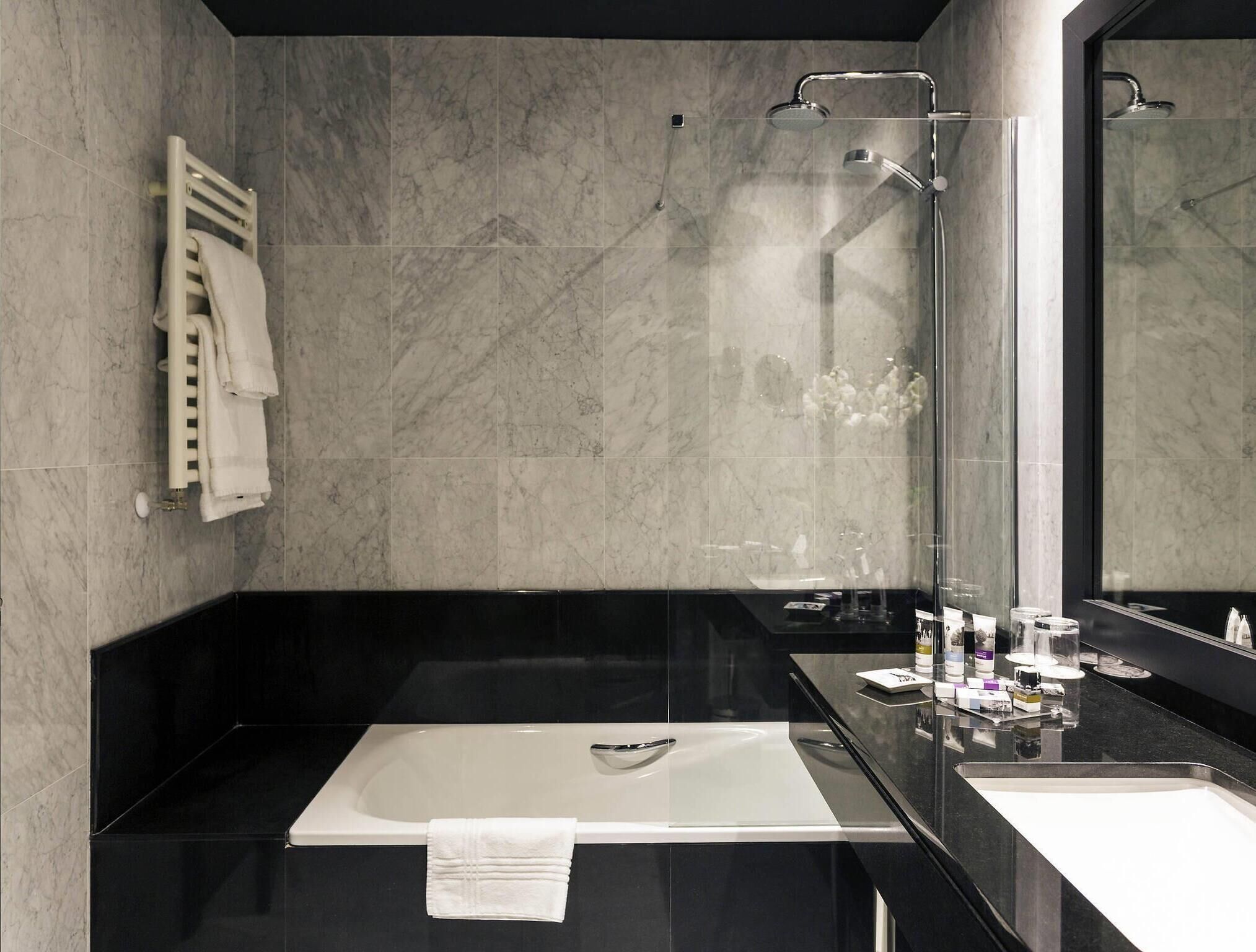 Minibar, caja de seguridad en la habitación y escritorio 