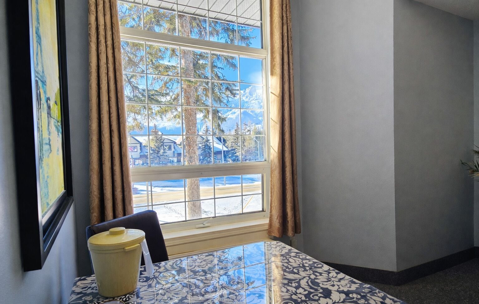 Black and White Queen Room | Iron/ironing board, free WiFi, bed sheets