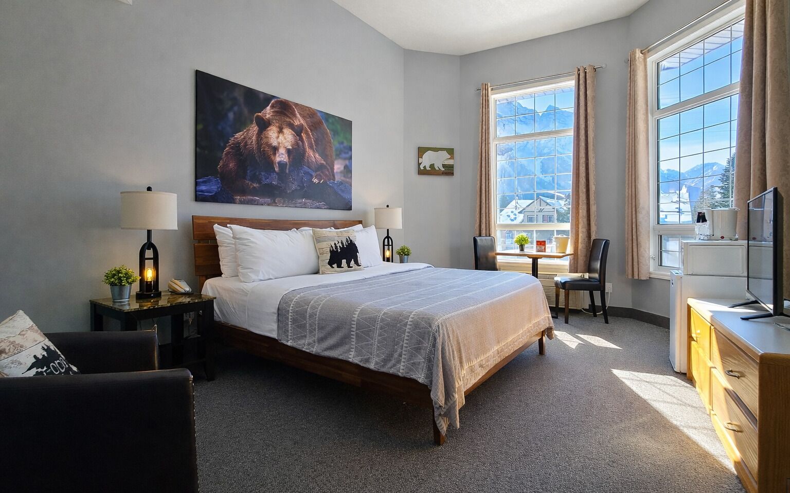 Premier Studio, 1 King Bed | Iron/ironing board, free WiFi, bed sheets