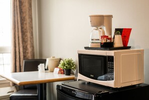 Iron/ironing board, free WiFi, bed sheets - Mountain View Inn (Canmore)