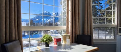 Premier Studio, 1 King Bed | Iron/ironing board, free WiFi, bed sheets