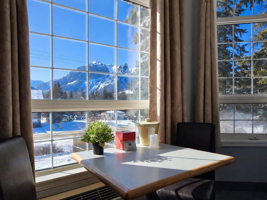 Tabla de planchar con plancha, wifi gratis y ropa de cama