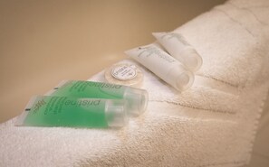 Kombinert dusj/badekar, toalettartikler (inkludert) og hårføner