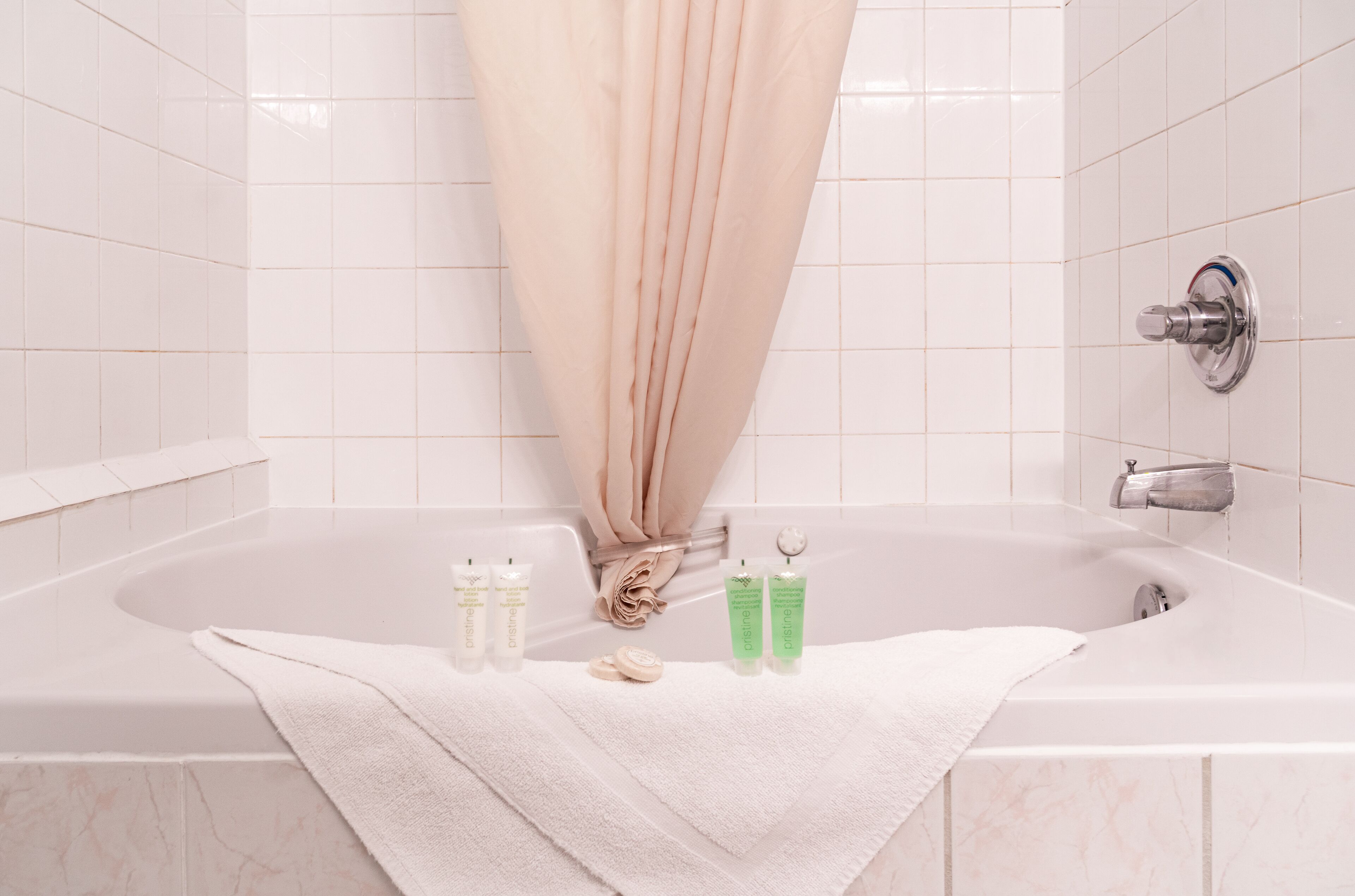 premier studio, 1 king bed | bathroom | combined shower/bathtub, free toiletries, hair dryer, towels