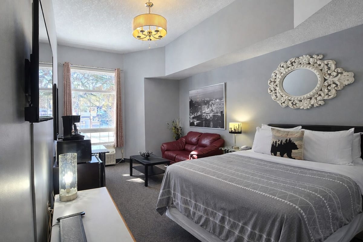 Black and White Queen Room | Iron/ironing board, free WiFi, bed sheets