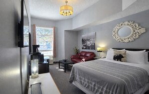 Black and White Queen Room | Iron/ironing board, free WiFi, bed sheets