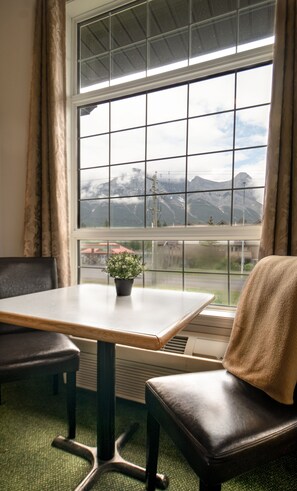 尊贵开间, 1 张特大床 | 客房内用餐