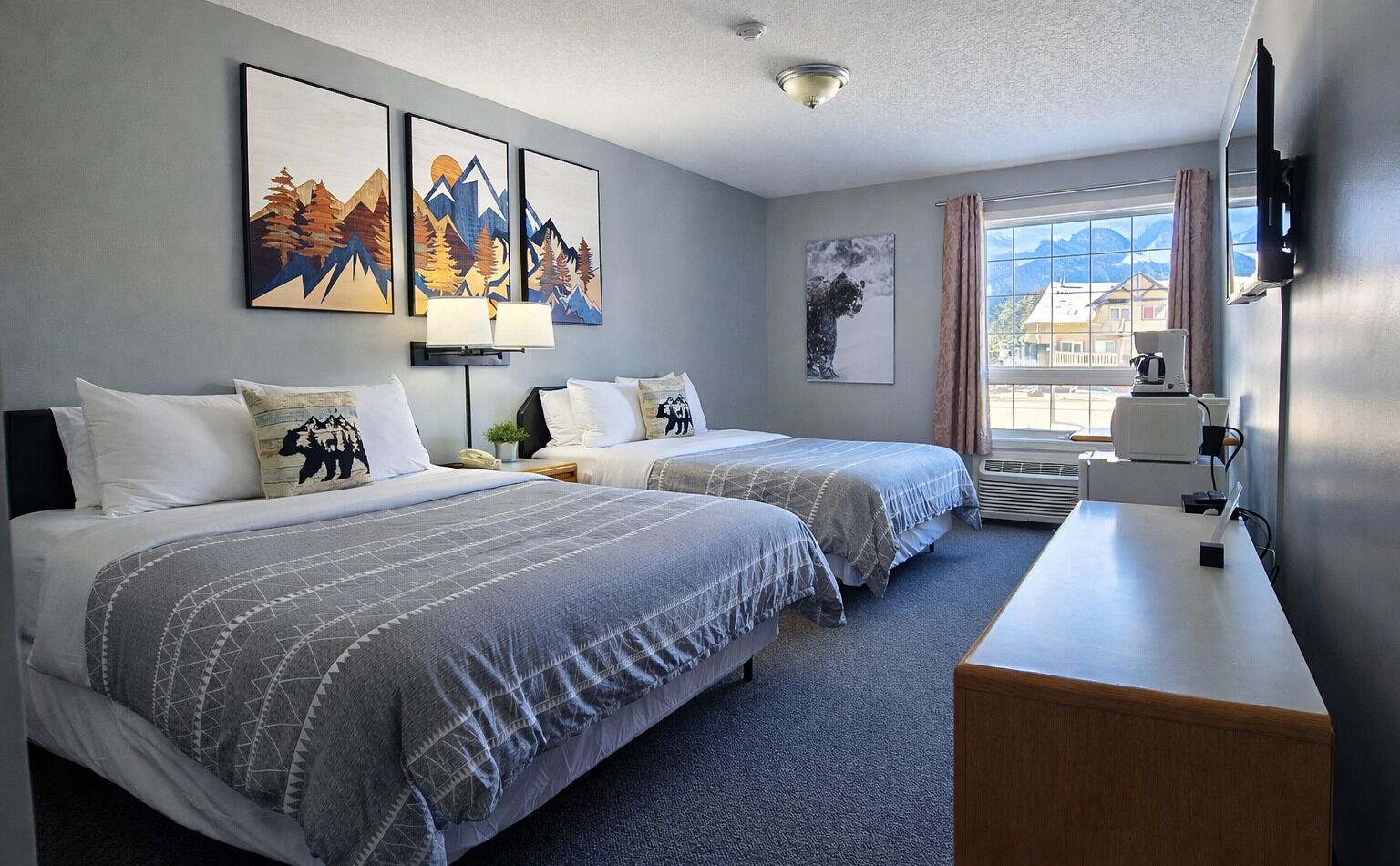 Mountain View Double Queen | Iron/ironing board, free WiFi, bed sheets