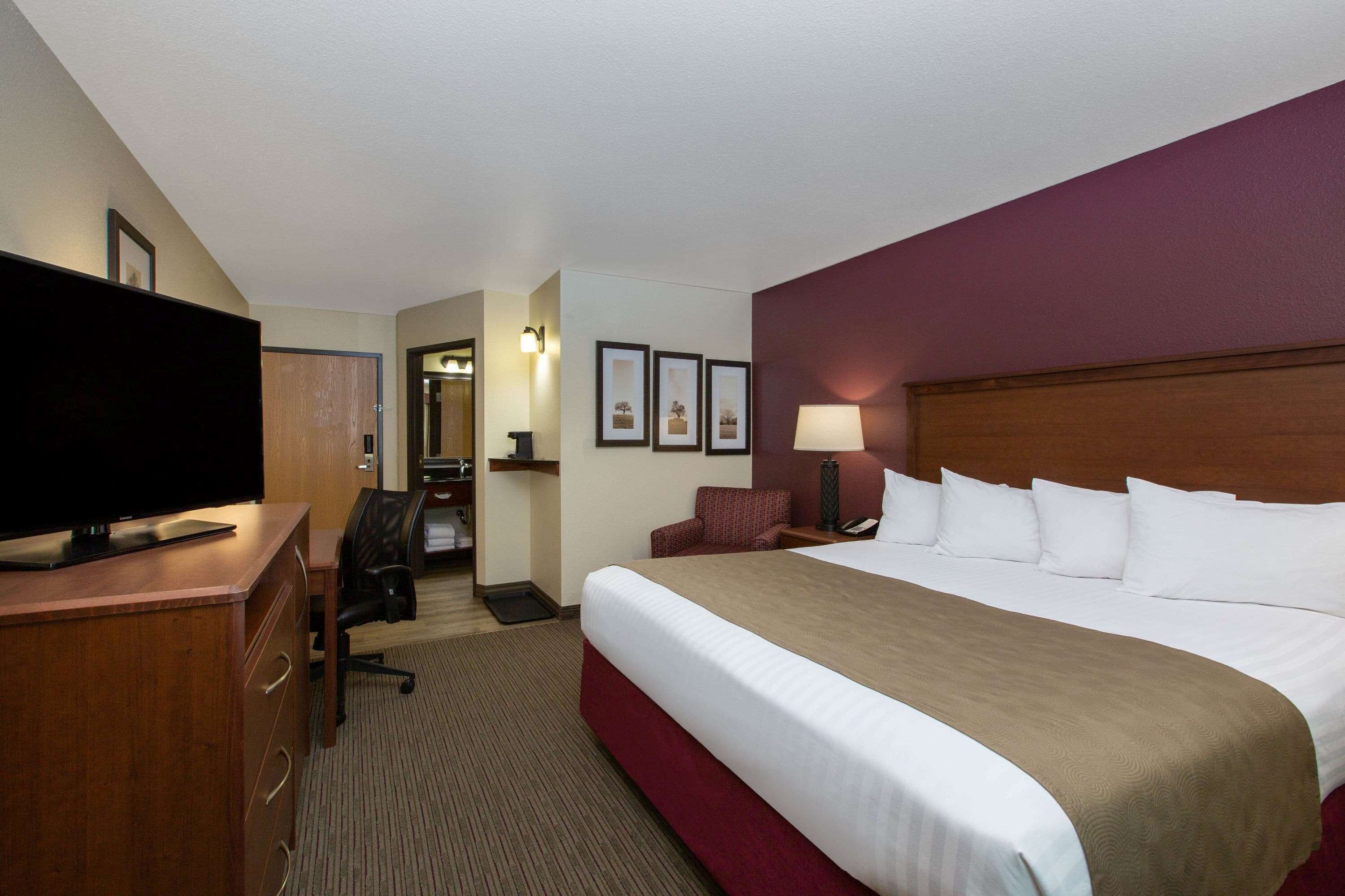 in-room safe, desk, laptop workspace, soundproofing