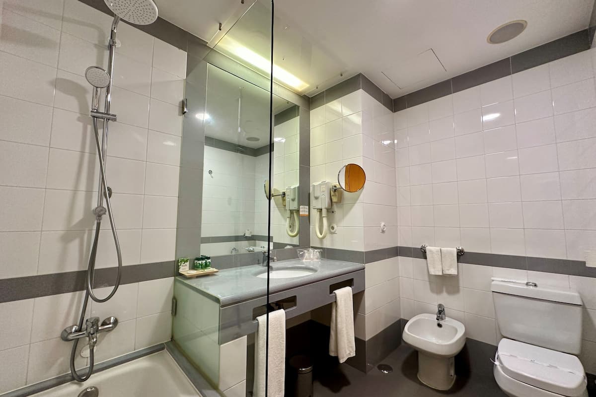 1 bedroom, in-room safe, desk, blackout curtains