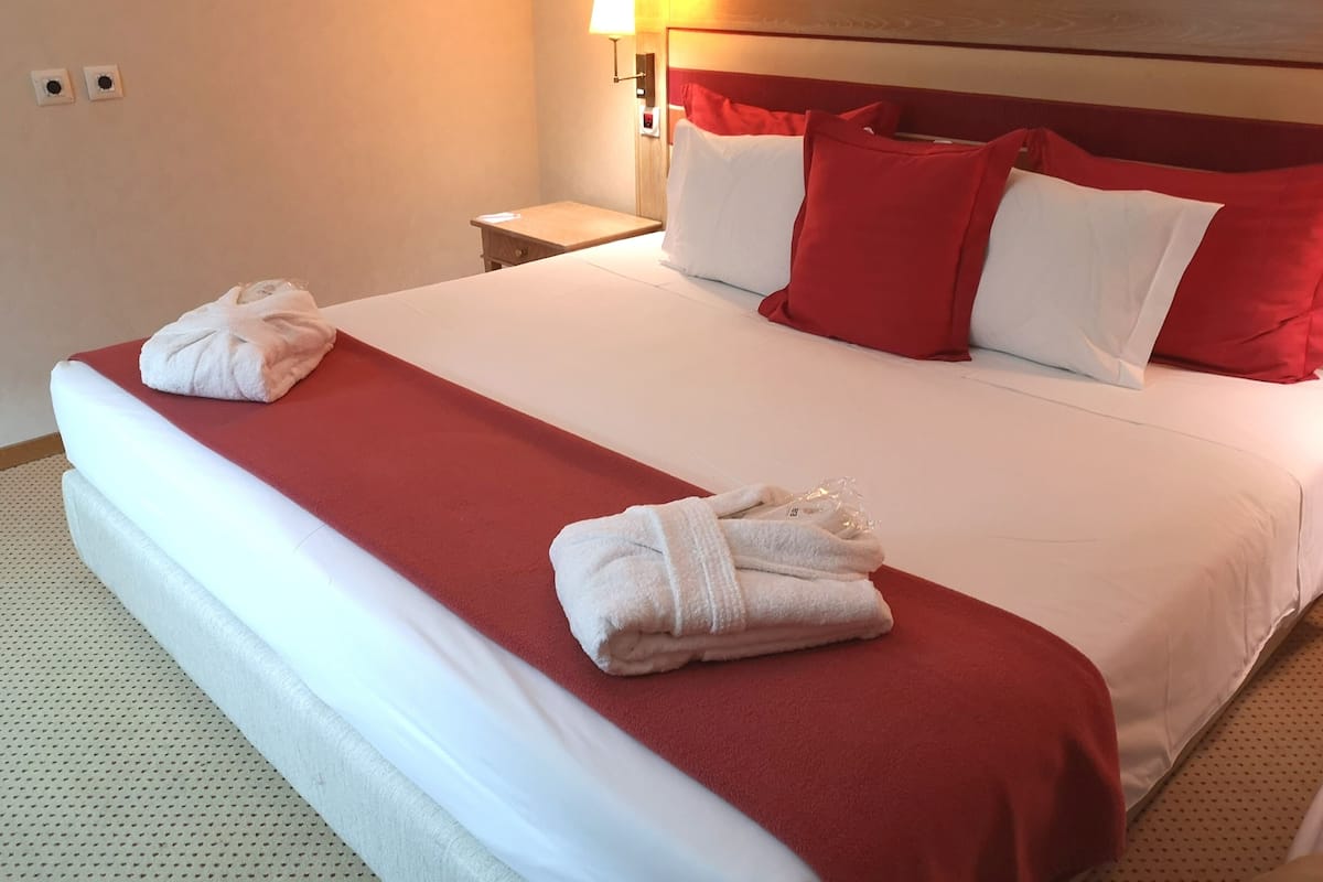 1 bedroom, in-room safe, desk, blackout curtains