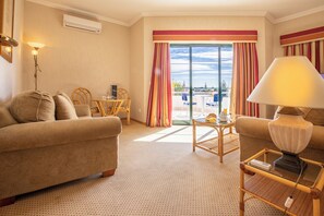 32-inch flat-screen TV with cable channels, TV - Hotel Riviera (Cascais)