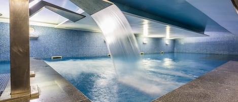 Una piscina al aire libre de temporada, sombrillas