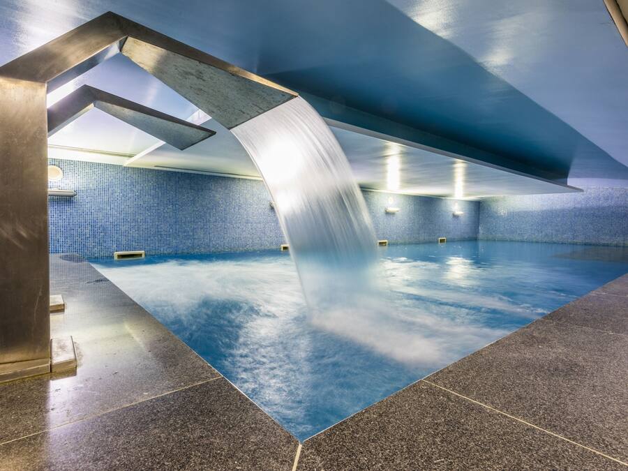 Een binnenzwembad, een seizoensgebonden buitenzwembad