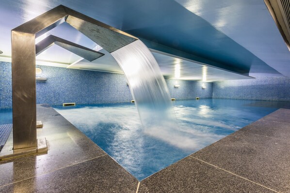 Piscine extérieure (ouverte en saison), parasols de plage