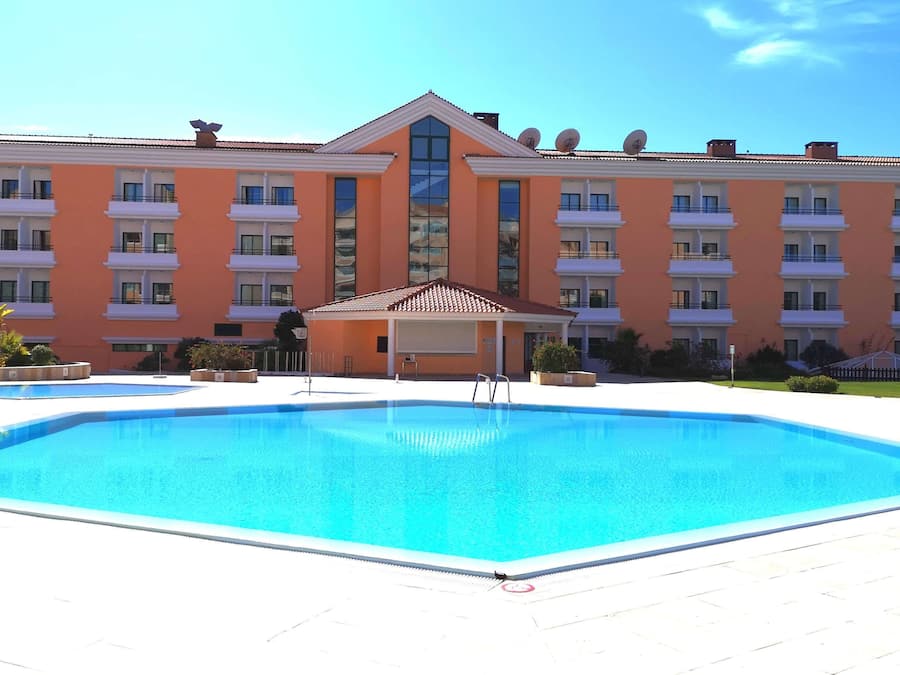 Piscina interna, piscina externa sazonal, guarda-sóis, espreguiçadeiras