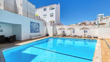 Utomhuspool med öppettider 10.00 till 18.00, och solstolar