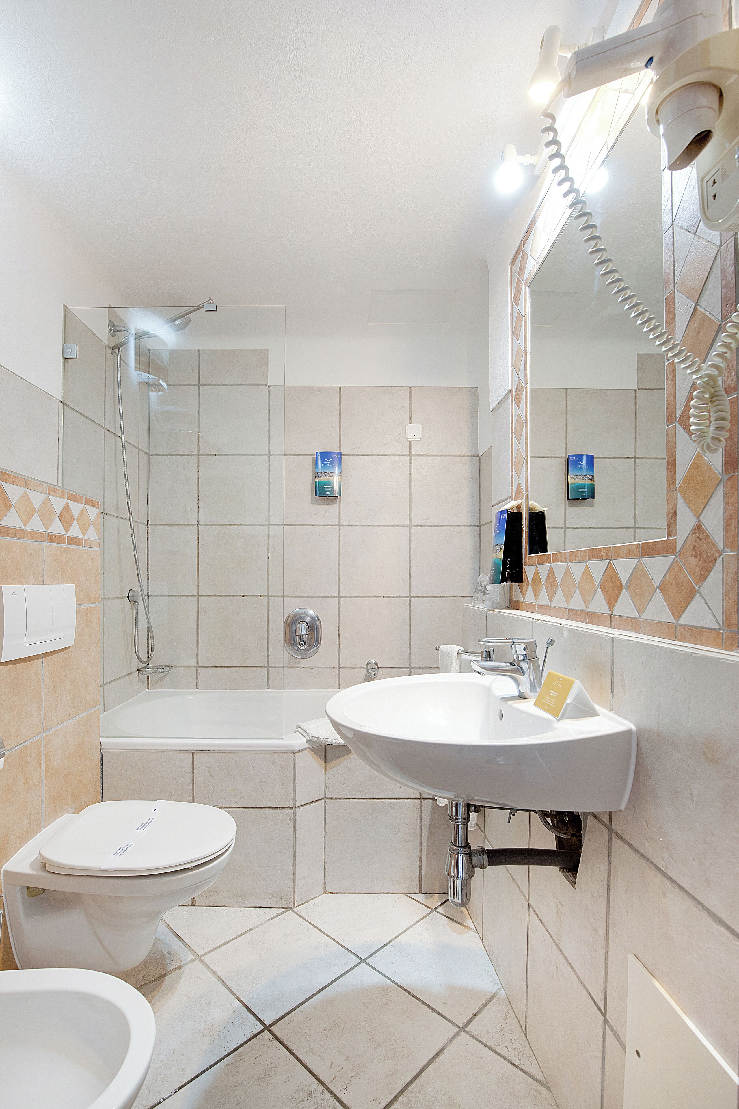 Une salle de bain avec une baignoire, des toilettes et un lavabo.