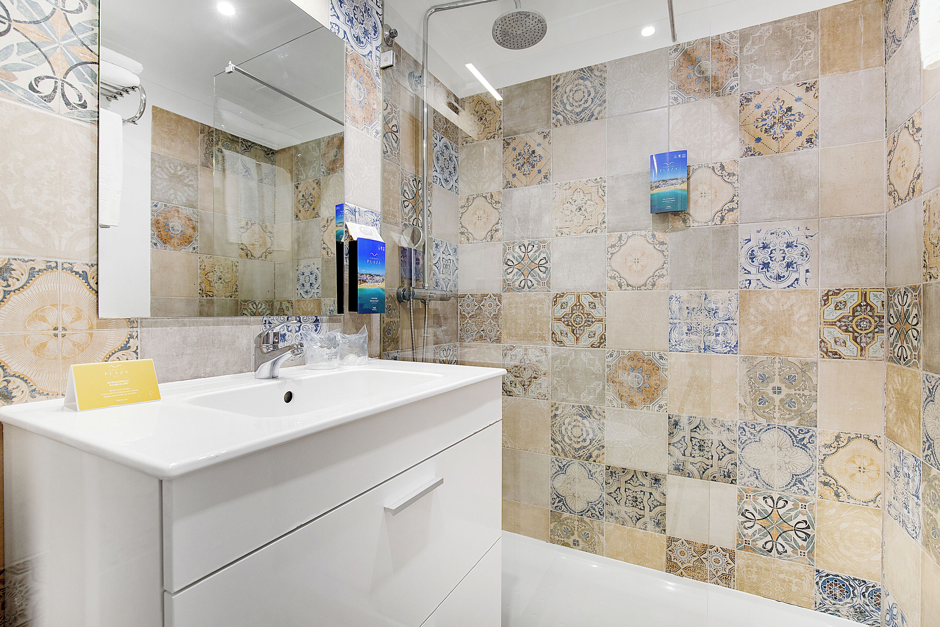Suite, 2 habitaciones, vistas al mar | Baño | Artículos de higiene personal de diseño, secador de pelo y toallas